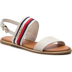 Sandały TOMMY HILFIGER Flat Sandal Corporate Ribbon FW0FW04049. Pomarańczowe klapki damskie TOMMY HILFIGER, bez wzorów, bez obcasa. W wyprzedaży za 239,00 zł.