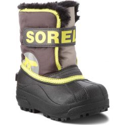 Śniegowce SOREL - Childrens Snow Commander NC1877 Dark Grey/Warning Yellow 090. Szare śniegowce chłopięce marki Sorel, bez zapięcia. W wyprzedaży za 189,00 zł.