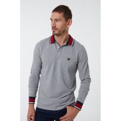 Koszulka polo w kolorze szarym. Szare koszulki męskie Auden Cavill, m, bez wzorów, z bawełny, polo, bez rękawów. W wyprzedaży za 79,95 zł.