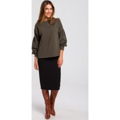 Bluzka z bufiastymi rękawami khaki - s/m. Brązowe bluzki damskie e-margeritka.pl, s, bez wzorów, z bawełny, eleganckie, bez kołnierzyka, z długim rękawem, długie, maxi. Za 94,99 zł.