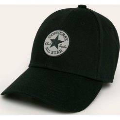 Converse - Czapka. Czarne czapki damskie Converse, z aplikacjami, z bawełny. W wyprzedaży za 89,90 zł.
