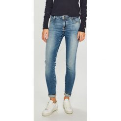 Guess Jeans - Jeansy. Niebieskie rurki damskie marki Guess Jeans, z aplikacjami, z elastanu. Za 459,90 zł.