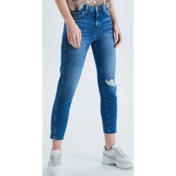 Jeansy Comfort z przetarciem - Niebieski. Niebieskie jeansy damskie Cropp. W wyprzedaży za 79,99 zł.