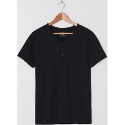 T-shirt z guzikami - Czarny. Czarne t-shirty męskie House, s, bez wzorów, bez kołnierzyka. Za 39,99 zł.