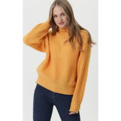 Żółty Golf Atherton. Żółte swetry damskie Born2be, na zimę, uniwersalny, bez wzorów, bez rękawów, długie, bez kaptura. Za 189,99 zł.