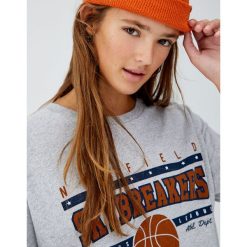 Szara koszulka w koszykarskim stylu. Szare koszulki damskie Pull&Bear, bez wzorów, bez kołnierzyka, z krótkim rękawem. Za 49,90 zł.