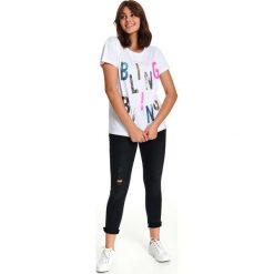 T-SHIRT Z DEKOLTEM W ŁÓDKĘ Z APLIKACJĄ. Białe t-shirty damskie Top Secret, z aplikacjami, z bawełny, eleganckie, bez kołnierzyka. W wyprzedaży za 34,99 zł.