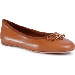 Baleriny TORY BURCH - Tory Charm Ballet 71838 Tan 240. Pomarańczowe baleriny damskie Tory Burch, na co dzień, bez wzorów, ze skóry, klasyczne, bez obcasa, bez zapięcia. Za 1299,00 zł.