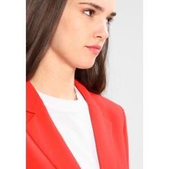 MbyM KARO Żakiet tangerine tango. Czerwone żakiety damskie marki mbyM, l, z poliesteru. Za 419,00 zł.