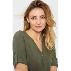 Oliwkowa koszula. Zielone bluzki damskie Greenpoint, bez wzorów, z wiskozy, bez kołnierzyka, bez rękawów. Za 79,99 zł.