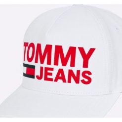 Tommy Jeans - Czapka. Białe czapki damskie marki Tommy Jeans, z bawełny. W wyprzedaży za 139,90 zł.