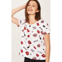T-shirt z nadrukiem all over - Biały. Białe t-shirty damskie House, s, z nadrukiem, bez kołnierzyka. Za 29,99 zł.
