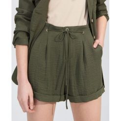 Luźne szorty z wiązaniem w formie sznurka - Khaki. Brązowe szorty damskie Sinsay, s, bez wzorów. Za 49,99 zł.