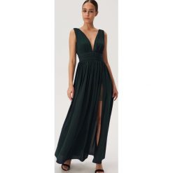 Sukienka maxi z głębokim dekoltem - Turkusowy. Niebieskie sukienki damskie Sinsay, xl, bez wzorów, bez kołnierzyka, bez rękawów, maxi. Za 119,99 zł.