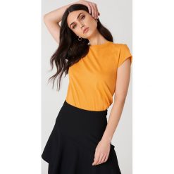 NA-KD Basic T-shirt z surowym wykończeniem - Orange. Pomarańczowe t-shirty damskie marki NA-KD Basic, bez wzorów, z bawełny, z okrągłym kołnierzem. W wyprzedaży za 21,18 zł.