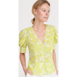 Bluzka w stylu retro - Żółty. Żółte bluzki damskie Reserved, bez wzorów, retro, bez kołnierzyka, bez rękawów. W wyprzedaży za 59,99 zł.