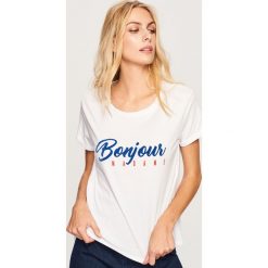 T-shirt z nadrukiem - Biały. Białe t-shirty męskie z nadrukiem marki Reserved, l. Za 19,99 zł.