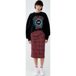 Spódnica w szkocką kratę z marszczeniem. Czerwone spódniczki damskie Pull&Bear, bez wzorów. Za 89,90 zł.
