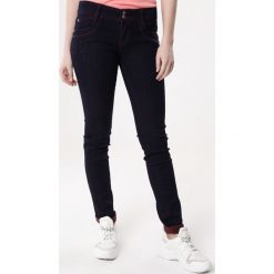 Granatowe Jeansy Pressure. Czerwone jeansy damskie marki Born2be, z obniżonym stanem. Za 39,99 zł.