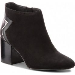 Botki TOMMY HILFIGER - Elevated Suede Heeled Bootie FW0FW02939 Black 990. Czarne buty zimowe damskie marki TOMMY HILFIGER, z bawełny. Za 649,00 zł.