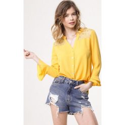 Żółta Koszula Thereat. Żółte bluzki damskie Born2be, xl, w koronkowe wzory, z koronki, ze stójką, bez rękawów. Za 34,99 zł.