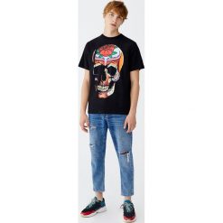 Koszulka z czaszką w meksykańskim stylu. Czarne koszulki męskie Pull&Bear, m, bez wzorów, bez kołnierzyka, z krótkim rękawem, krótkie. Za 49,90 zł.