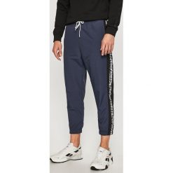 Reebok - Spodnie. Niebieskie spodnie męskie Reebok, na co dzień, s, bez wzorów, z bawełny, sportowe. W wyprzedaży za 179,90 zł.