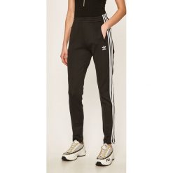Adidas Originals - Spodnie. Czarne spodnie dresowe damskie adidas Originals, z elastanu. Za 199,90 zł.