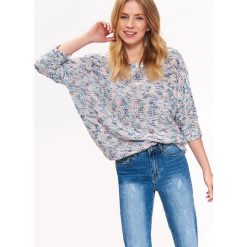 LUŹNY SWETER DAMSKI. Szare swetry klasyczne damskie marki Top Secret, na lato, w kolorowe wzory, z dzianiny, eleganckie, z okrągłym kołnierzem. Za 99,99 zł.