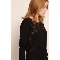 Sweter długi rękaw damski. Czarne swetry damskie Top Secret, na lato, w koronkowe wzory, z wełny, eleganckie, z długim rękawem, długie, bez kaptura. W wyprzedaży za 49,99 zł.