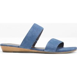 Klapki skórzane bonprix niebieski dżins. Niebieskie klapki damskie bonprix, bez wzorów, bez obcasa. Za 59,99 zł.
