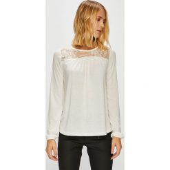 Vero Moda - Bluzka Viona. Białe bluzki damskie Vero Moda, na co dzień, s, w koronkowe wzory, z poliesteru, casualowe, z okrągłym kołnierzem, bez rękawów. W wyprzedaży za 59,90 zł.