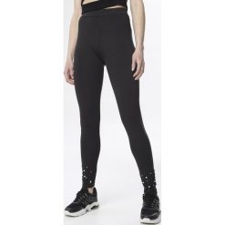 Czarne Legginsy Raisea. Czarne legginsy sportowe damskie Born2be, s, bez wzorów, z dzianiny. Za 29,99 zł.