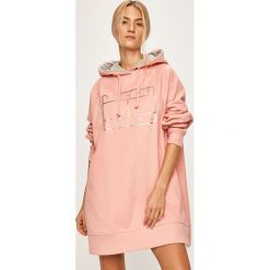 Tommy Jeans - Sukienka. Szare sukienki damskie Tommy Jeans, na co dzień, s, z nadrukiem, z elastanu, casualowe, z okrągłym kołnierzem, z długim rękawem, długie, mini, proste. Za 539,90 zł.