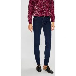 Guess Jeans - Jeansy Curve X. Niebieskie jeansy damskie Guess Jeans, z aplikacjami, z elastanu. W wyprzedaży za 369,90 zł.