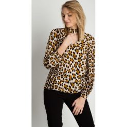 Bluzka w panterkę z chokerem BIALCON. Szare bluzki damskie BIALCON, bez wzorów, eleganckie, bez kołnierzyka, z długim rękawem. Za 219,00 zł.