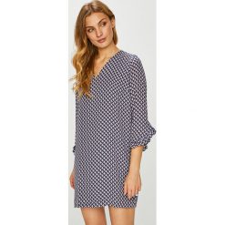Pepe Jeans - Sukienka Lala. Fioletowe sukienki damskie Pepe Jeans, na co dzień, s, bez wzorów, z poliesteru, casualowe, z okrągłym kołnierzem, bez rękawów, mini, proste. W wyprzedaży za 219,90 zł.
