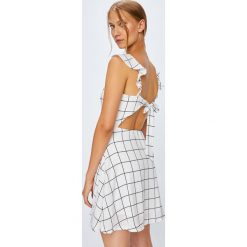 Tally Weijl - Sukienka. Białe sukienki damskie TALLY WEIJL, na co dzień, s, bez wzorów, z elastanu, casualowe, bez kołnierzyka, bez rękawów, mini, rozkloszowane. W wyprzedaży za 49,90 zł.
