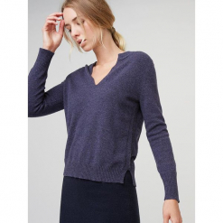 Kaszmirowy sweter w kolorze niebieskim. Niebieskie swetry klasyczne damskie Rodier, z dzianiny, z okrągłym kołnierzem. W wyprzedaży za 391,95 zł.