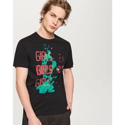 T-shirty męskie z nadrukiem: T-shirt z nadrukiem i napisem – Czarny