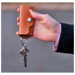 Skórzane etui na klucze SOLIER SA11 jasnobrązowe - jasny brąz. Pomarańczowe etui męskie Solier, ze skóry. Za 29,99 zł.