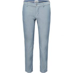 Spodnie w kolorze niebieskim. Niebieskie spodnie męskie Esprit Men, m, w paski. W wyprzedaży za 122,95 zł.