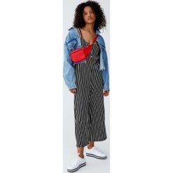 Bawełniany kombinezon z wycięciem. Czarne kombinezony damskie marki Pull&Bear, z bawełny. Za 89,90 zł.