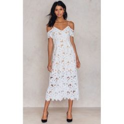 NA-KD Boho Koronkowa sukienka z wycięciami na ramionach - White. Białe sukienki damskie marki NA-KD Boho, z haftami, z poliesteru, boho, z dekoltem na plecach, bez rękawów. W wyprzedaży za 78,88 zł.