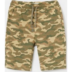 Dresowe szorty z nadrukiem moro - Khaki. Brązowe spodenki i szorty męskie Reserved, m, z nadrukiem, z dresówki. Za 39,99 zł.