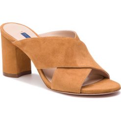 Klapki STUART WEITZMAN - Galene ZL77301 Bridle Suede. Pomarańczowe klapki damskie marki Stuart Weitzman, bez wzorów, ze skóry, bez obcasa, na obcasie. Za 1889,00 zł.