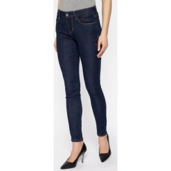 Jeansy Skinny Fit Guess Annette W0GA99 D32J5. Niebieskie jeansy damskie Guess. W wyprzedaży za 299,00 zł.