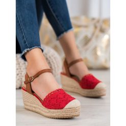 Espadryle na koturnie. Espadryle damskie SMALL SWAN, bez wzorów, ze skóry ekologicznej, bez obcasa, na koturnie. Za 58,90 zł.