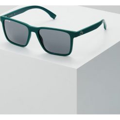 Lacoste Okulary przeciwsłoneczne matte green. Zielone okulary przeciwsłoneczne męskie wayfarery Lacoste. W wyprzedaży za 383,20 zł.