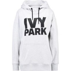 Bluzy damskie: Ivy Park PROGRAMME OH HOODY Bluza z kapturem light grey marl/black